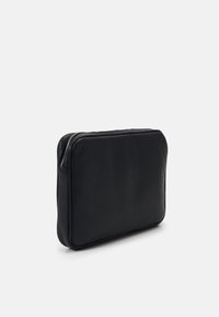 Čierny kožený obal na laptop s hladkým povrchom, obdĺžnikovým tvarom a strieborným zipsom. Minimalistický dizajn bez viditeľných log. 