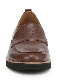 Bruine leren instappers met een gestructureerde afwerking, vlakke zwarte zool en gestikte accenten. Het ontwerp heeft een gladde, ronde instapstijl.