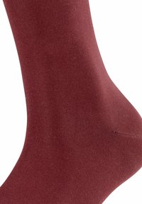Calzini alla caviglia color bordeaux realizzati in un materiale morbido e elastico con una texture a coste. Presentano un'area della punta rinforzata per maggiore durata.
