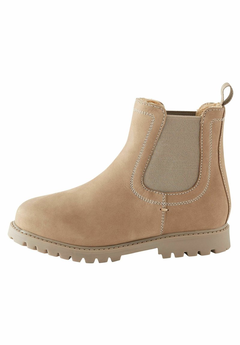 Tan mocka Chelsea boots med elastiska sidopaneler, en flik för lätt påtagning och en robust sula med ett mönster för grepp.