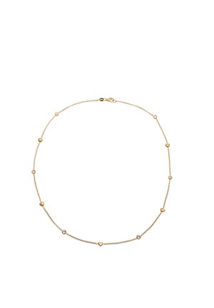 Collier délicat en chaîne d'or avec de petites breloques en forme de cœur et des pierres précieuses rondes transparentes réparties uniformément le long de la chaîne avec un fermoir mousqueton.