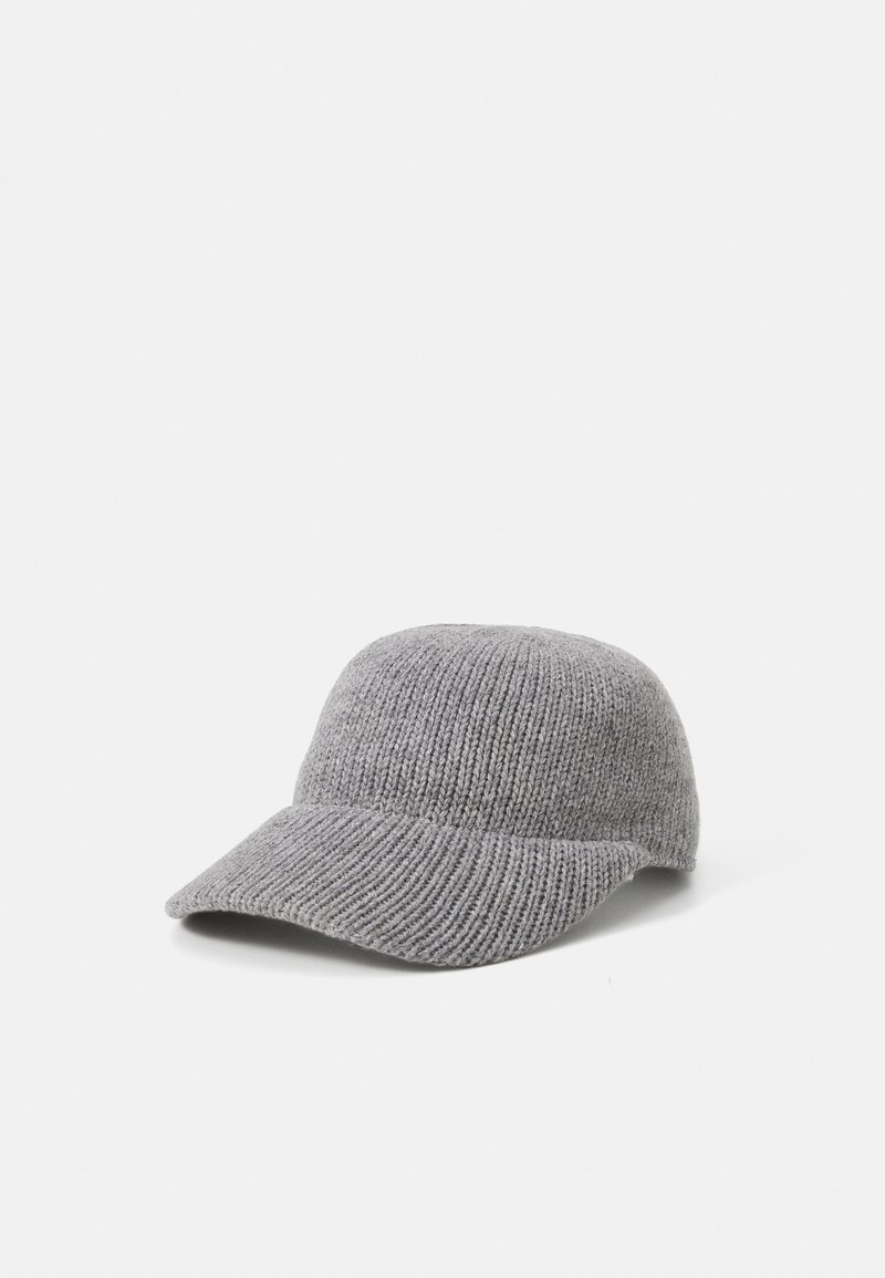 Cappello lavorato a maglia grigio con visiera strutturata, caratterizzato da una texture a costine e una parte superiore arrotondata. Design senza cuciture con tessuto morbido e elastico.