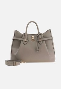 Szara skórzana torebka z dwoma uchwytami, złotym logo i odpinanym paskiem na ramię. Charakteryzuje się usztywnionym kształtem i podkreślonymi przeszyciami.