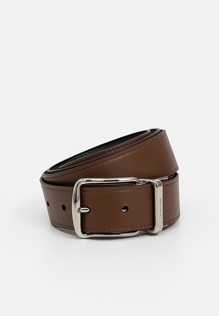 Ceinture en cuir marron avec une boucle en métal argenté poli, dotée de plusieurs trous pour l'ajustement et d'une texture lisse.