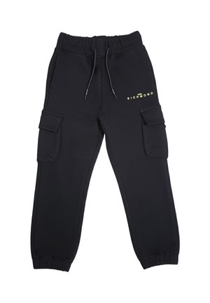 Pantaloni cargo jogger neri con vita e polsini elastici, coulisse, tasche laterali e piccolo logo giallo "John Richmond" sulla coscia superiore.