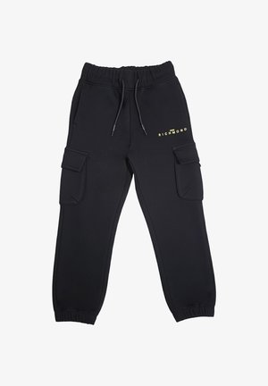 Pantaloni cargo jogger neri con vita e polsini elastici, coulisse, tasche laterali e piccolo logo giallo "John Richmond" sulla coscia superiore.