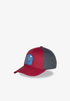 Casquette de baseball avec devant et visière rouges, panneaux arrière gris, et un patch coloré représentant un personnage de dessin animé à l'avant.