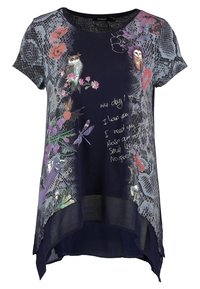 Mörkblå kortärmad topp med blommiga och djurmotiv, handskriven text och design med hög-låg nederdel.