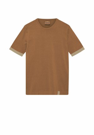 Maglietta marrone a maniche corte in maglia con rifiniture beige sui polsini e una piccola etichetta beige vicino all'orlo, collo a girocollo.