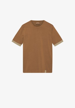 Maglietta marrone a maniche corte in maglia con rifiniture beige sui polsini e una piccola etichetta beige vicino all'orlo, collo a girocollo.