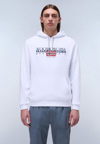 Sudadera blanca con bolsillo delantero, que presenta un logotipo multicolor de "NAPAPIJRI". Textura suave con capucha ajustable.