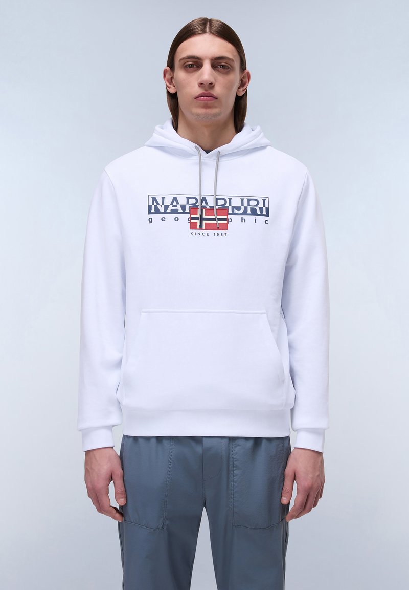 Sudadera blanca con bolsillo delantero, que presenta un logotipo multicolor de "NAPAPIJRI". Textura suave con capucha ajustable.