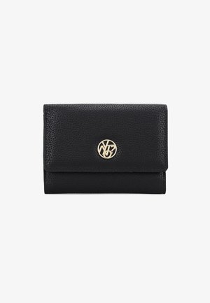 Portafoglio in pelle nera con finitura testurizzata, dotato di un accento del logo dorato sulla parte anteriore e chiusura a pattina. Forma rettangolare compatta.