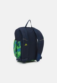 Marineblauwe rugzak met een groen gemusterde zijvak, netten schouderbanden en een bovenhandgreep. Voorzien van een geel logo detail en verstelbare banden.