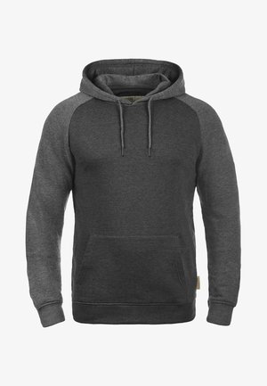 Mørk grå hettegenser med foret hette, frontlomme og kontrasterende raglanermer. Har snor og ribbestrikket mansjetter og nederkant.