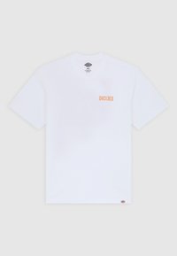 Bílý bavlněný tričko s krátkými rukávy a kulatým výstřihem. Na levé straně hrudi je text "DICKIES" v oranžové barvě. Standardní střih.