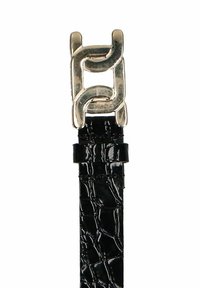 Zwarte faux leren riem met een glanzende krokodillentextuur en een metalen schakelgesp. De gesp heeft een glanzende zilveren afwerking.