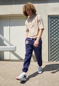 Nike Performance ENGLAND ENT ISSUE PANT - Joggebukse - purple ink/pale ivory/sesame