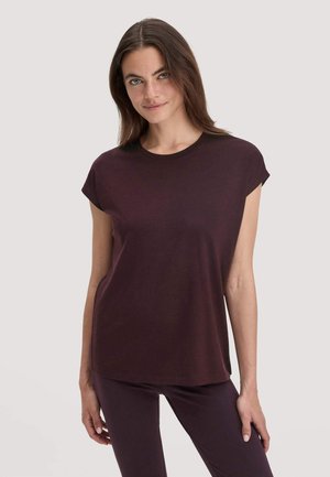 T-shirt bourgogne à manches courtes, col rond, coupe décontractée. Matériau en coton doux avec une texture lisse. Design simple et épuré sans embellissements.