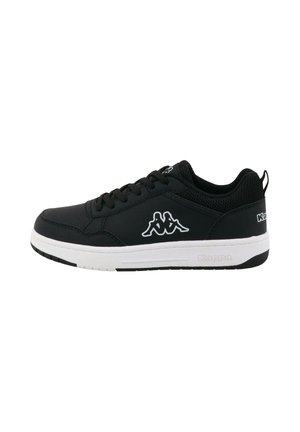 Baskets de sport noires avec un dessus en synthétique lisse, des accents blancs, des panneaux en maille texturée et une semelle en caoutchouc. Comprend un logo sur le côté.