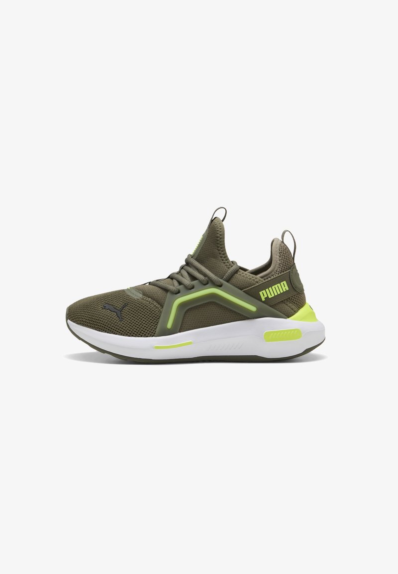 Olivegrønne sportssko med mesh-overdel, hvid mellemsål og neongrønne accenter. Har et sort logo og slip-on design for nem påtagning.