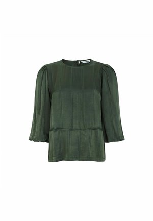 Bluză verde închis cu guler rotund, mâneci bufante de trei sferturi și cusături verticale; realizată dintr-un material neted și ușor.