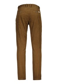 Pantalon en velours côtelé marron à jambes droites, avec deux poches arrière boutonnées, passants de ceinture, et une petite étiquette de marque blanche sur la poche droite.