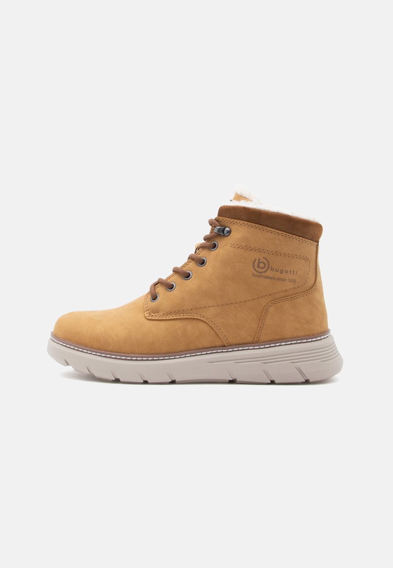 Botine din suede maro, până la glezne, cu un exterior texturat, design cu șireturi, talpă din cauciuc și o căptușeală moale și pufoasă în jurul gulerului.