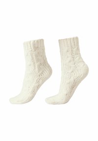 Chaussettes blanches en tricot avec un motif de câble, présentant des bords côtelés, une surface texturée et un design mi-mollet.