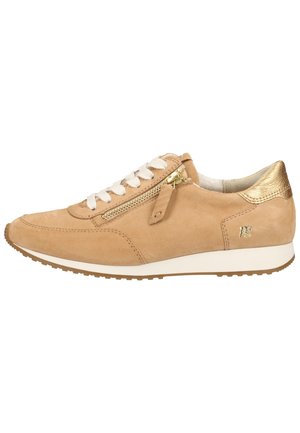 Lysebrun ruskind sneaker med hvide snørebånd, sidelås, gyldent hælkappe og hvid sål med struktureret mønster.