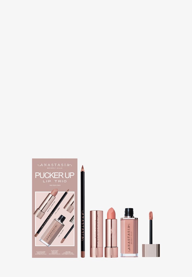 Das Pucker Up Lip Trio Set enthält einen rosa Lippenstift, einen rosa Stiftlippenstift und einen flüssigen Lippenstift, alles in einer eleganten roségoldenen Verpackung.