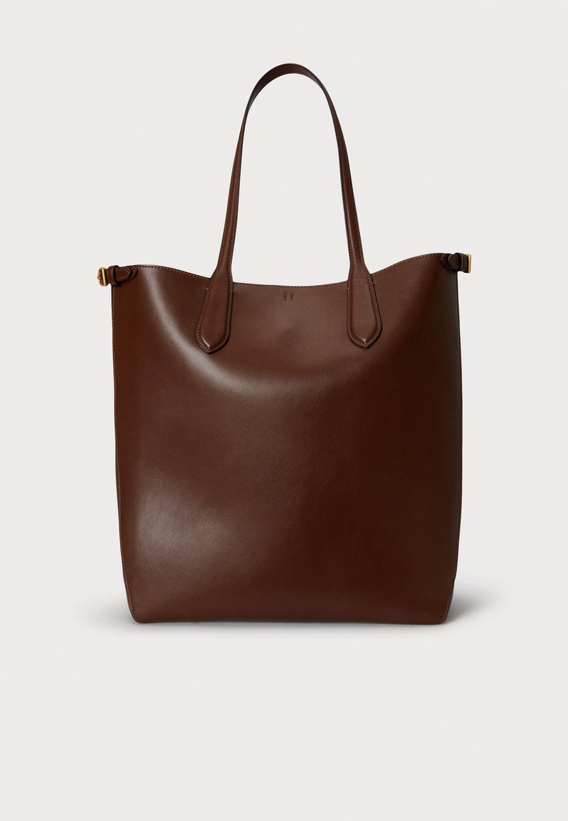 Braune Ledertasche mit zwei langen Griffen, glatter Textur, minimalistischem Design und dezenten Akzenten an den Griffbefestigungen.