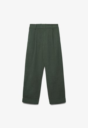 Dunkelgrüne Cordhosen mit hoher Taille, Falten, Gürtelschlaufen und umgeschlagenen Säumen, flach auf einem weißen Hintergrund ausgelegt.