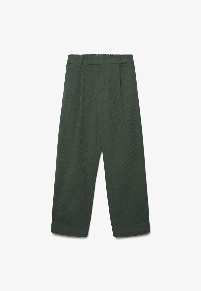 Pantaloni in corduroy verde scuro con vita alta, pieghe, passanti per cintura e orli risvoltati, distesi su uno sfondo bianco.