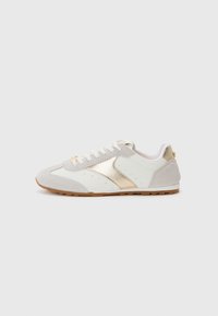 Könnyű sneaker, fehér bőrből és szürke velúrból készült, fémes arany részletekkel, perforációkkal és gumi talppal.