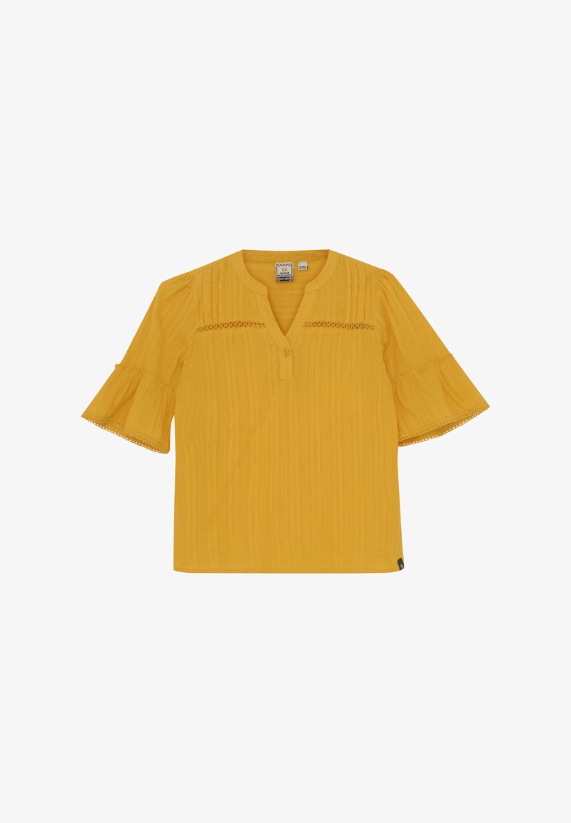 Gul bluse med V-hals og knaplukning. Har korte, flagrende ærmer, lodret ribbet tekstur og blonde-detaljer over brystet.