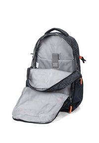 Zaino in tessuto blu scuro con motivo geometrico, dotato di un ampio interno grigio e di zip arancioni. Include più scomparti.