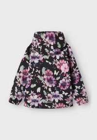 Giacca con motivo floreale su sfondo nero, caratterizzata da tonalità di fiori rosa e verdi, polsini elasticizzati e cappuccio per una protezione aggiuntiva.
