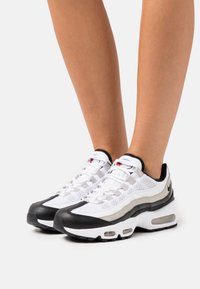 Nike Sportswear - W AIR MAX 95 - Sneakers - white/black/light iron ore/universal red Miniatyrbild 1