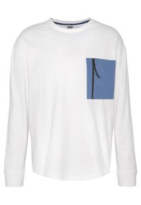 Cămașă cu maneci lungi din bumbac alb, cu un buzunar albastru dotat cu fermoar, guler rotund și manșete cu nervuri. Design casual cu culori contrastante.