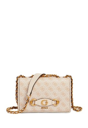 Beige Guess Umhängetasche mit goldenem Kettenriemen, wiederholtem Logos-Muster und goldenem „G“-Emblem auf der vorderen Klappe.
