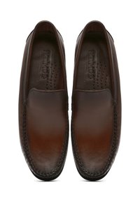 Bruine leren instapschoenen met een gladde afwerking, decoratieve stiksels langs de randen en een gevoerde binnenzool met ventilatiegaatjes.