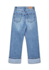 Jeans in denim blu con design a gamba dritta, caratterizzati da orli arrotolati, due tasche posteriori e un'etichetta in pelle in vita.