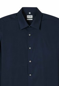 Marineblauw overhemd met lange mouwen, gemaakt van gladde stof, met een puntige kraag en zes zilveren knopen, uitgevoerd in een aansluitend lichaamspasvorm ontwerp.