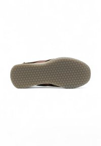 Scarpa slip-on marrone con superficie testurizzata, suola in gomma con motivo esagonale e un accento di colore a contrasto.