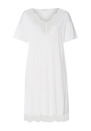 Weißes Kleid mit kurzen Ärmeln und V-Ausschnitt, der mit gezacktem Spitzensaum am Ausschnitt und Saum verziert ist. Weicher Stoff, lockere Passform.