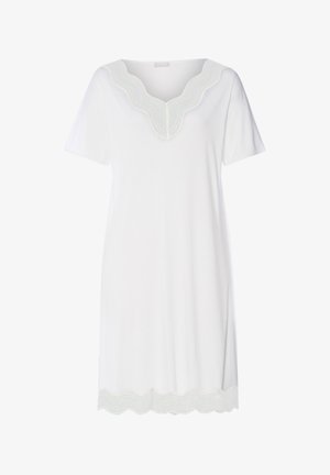 Weißes Kleid mit kurzen Ärmeln und V-Ausschnitt, der mit gezacktem Spitzensaum am Ausschnitt und Saum verziert ist. Weicher Stoff, lockere Passform.