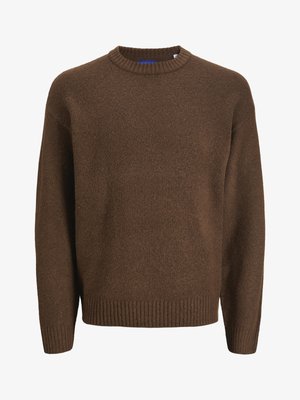 Καφέ πλεκτό πουλόβερ με στρογγυλή λαιμόκοψη, μακριά μανίκια και ριμπ μανσέτες και τελείωμα, σε λευκό φόντο.