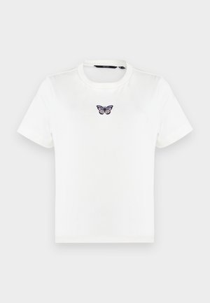 Tricou alb cu mânecă scurtă, cu un mic fluture brodat în culori mov și roz, situat în centrul pieptului, sub decolteu.