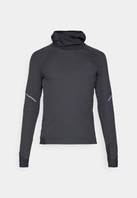 Cămașă sport neagră cu mânecă lungă și guler înalt, dintr-un material texturat, cu mâneci raglan și accente de culoare albastru deschis pe brațe.